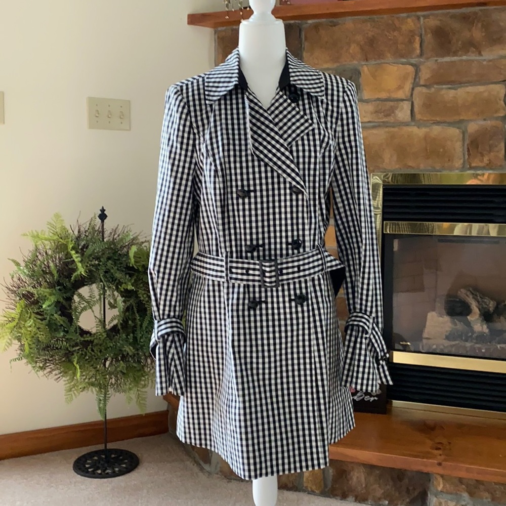 Beautiful White House black market jacket